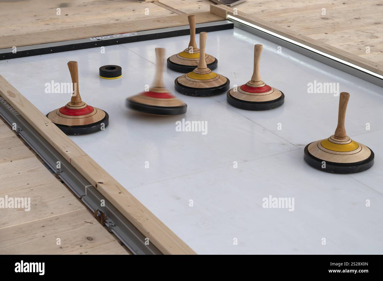 Curling su una pista di ghiaccio artificiale in un mercatino di Natale, Erlangen, Franconia media, Baviera, Germania, Europa Foto Stock