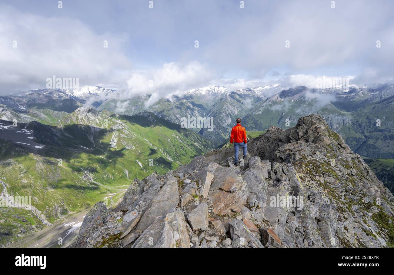 Alpinista sulla cima di Lasoerling, vista sul panorama montano del gruppo Venediger, del gruppo Lasoerling, del Parco Nazionale degli alti Tauri, Tirolo Orientale Foto Stock