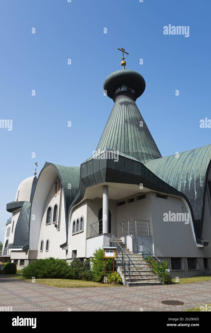 Moderna chiesa bianca con una straordinaria architettura sotto un cielo blu, Cattedrale della Santissima Trinità, Hajnowka, Hajnowka, Gajnowka, powiat hajnowski, Podlask Foto Stock