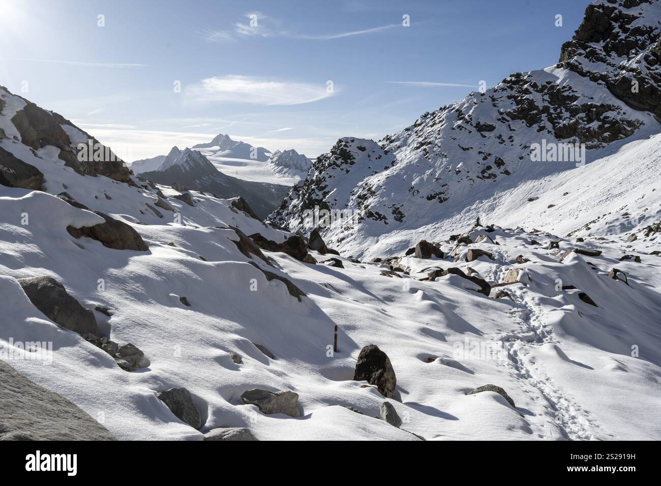 Sentiero escursionistico con neve a Ramoljoch, dietro il monte Ramolkogel, Sonnenstern, Alpi Oetztal, Tirolo, Austria, Europa Foto Stock