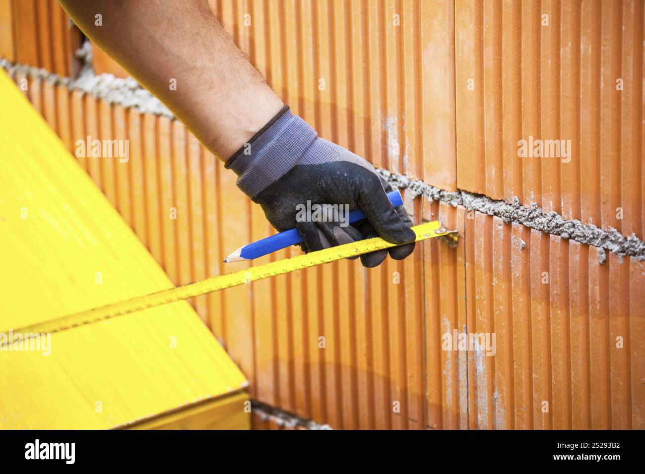 Una casa indipendente è costruita in mattoni pieni Foto Stock