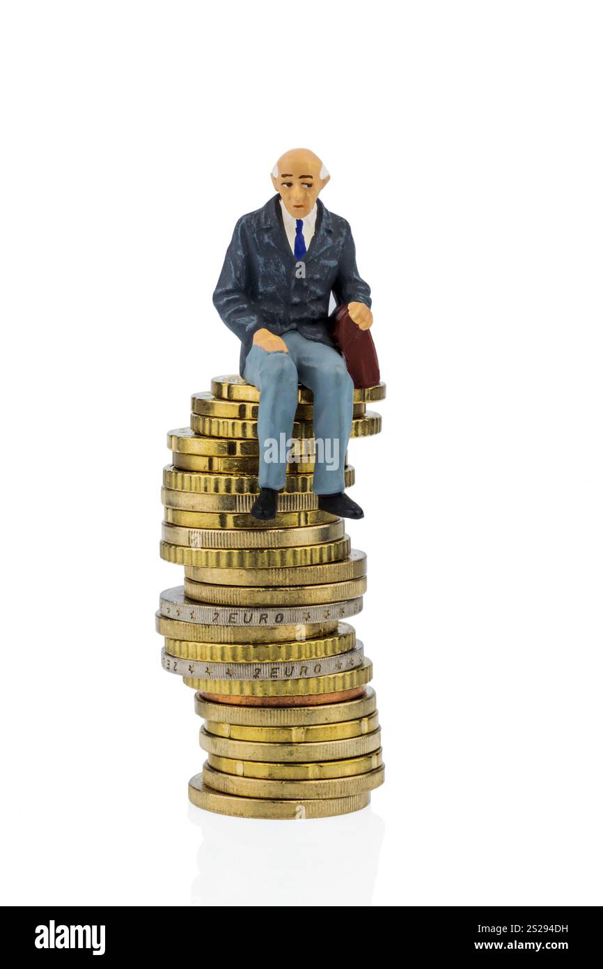 Pensionato seduto su un mucchio di soldi, foto simbolica per la pensione, previdenza di vecchiaia, sicurezza di vecchiaia Austria Foto Stock