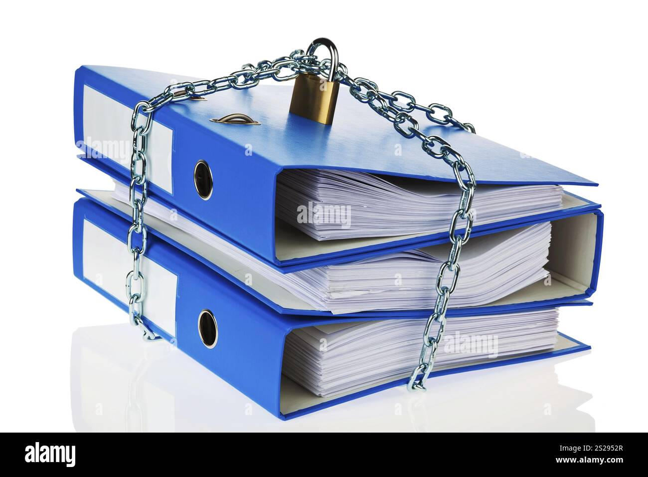 Una cartella di file bloccata con una catena e un lucchetto. Protezione dei dati e sicurezza dei dati. Austria Foto Stock