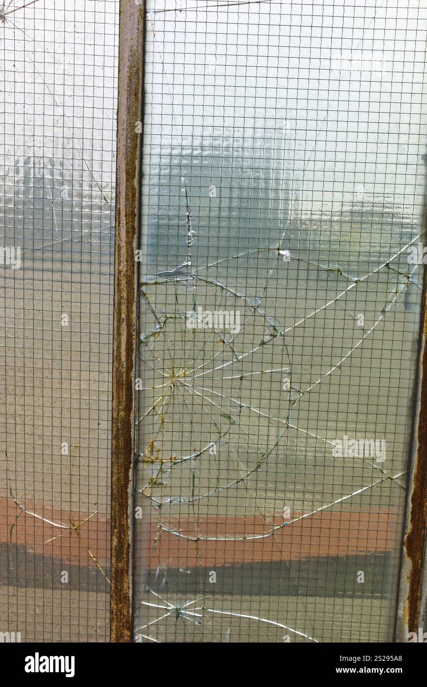 Vetro danneggiato, crisi e recessione economica del settore, vandalismo Foto Stock