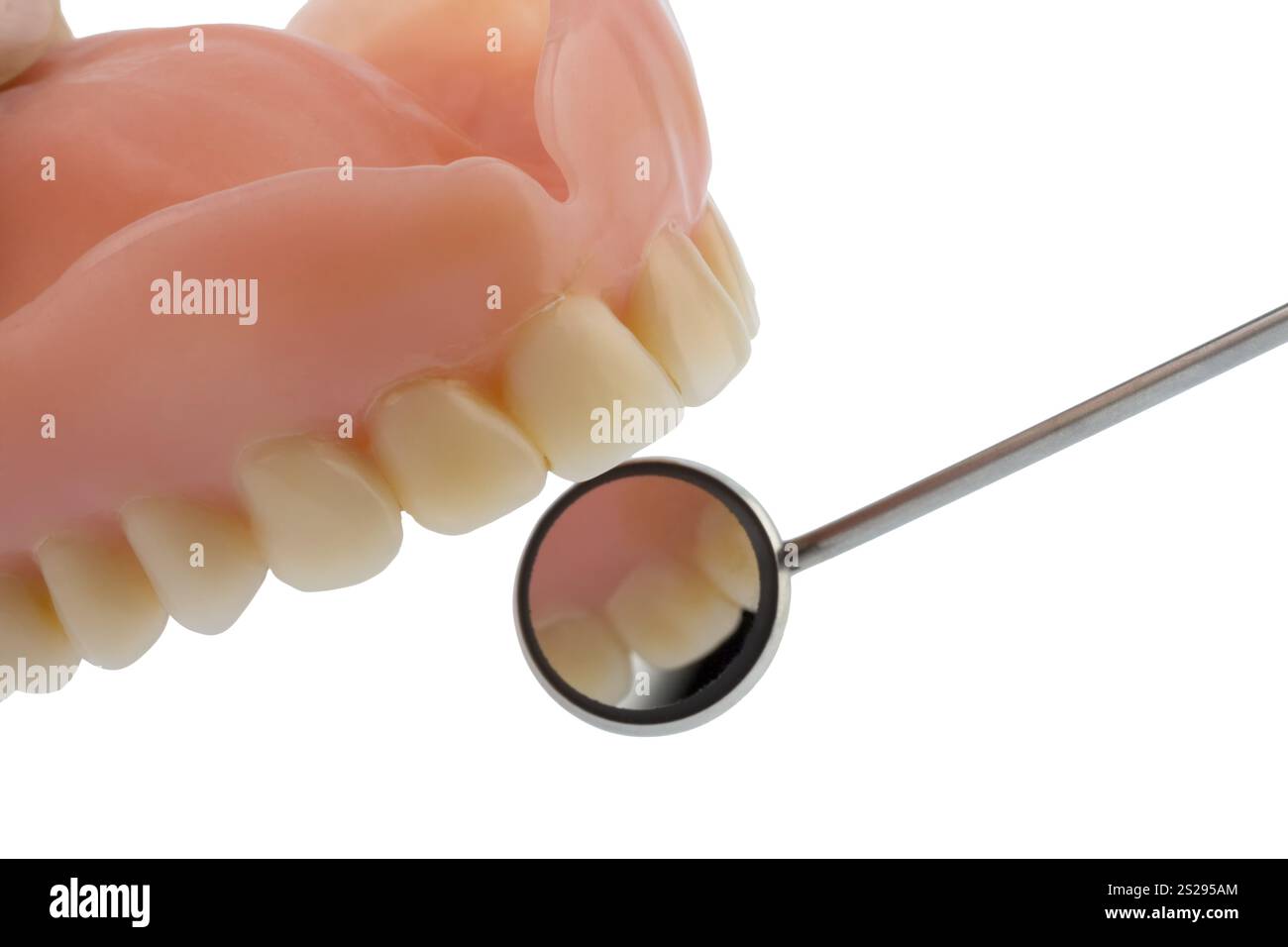 Dentiere e specchio per la bocca, foto simbolo per dentiere, diagnostica e co-pagamento Austria Foto Stock