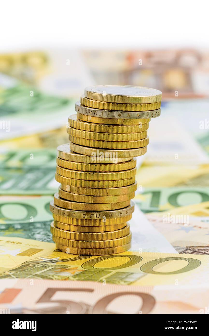Una pila unica di monete, foto simbolica per pianificazione finanziaria, investimenti, investimenti Foto Stock