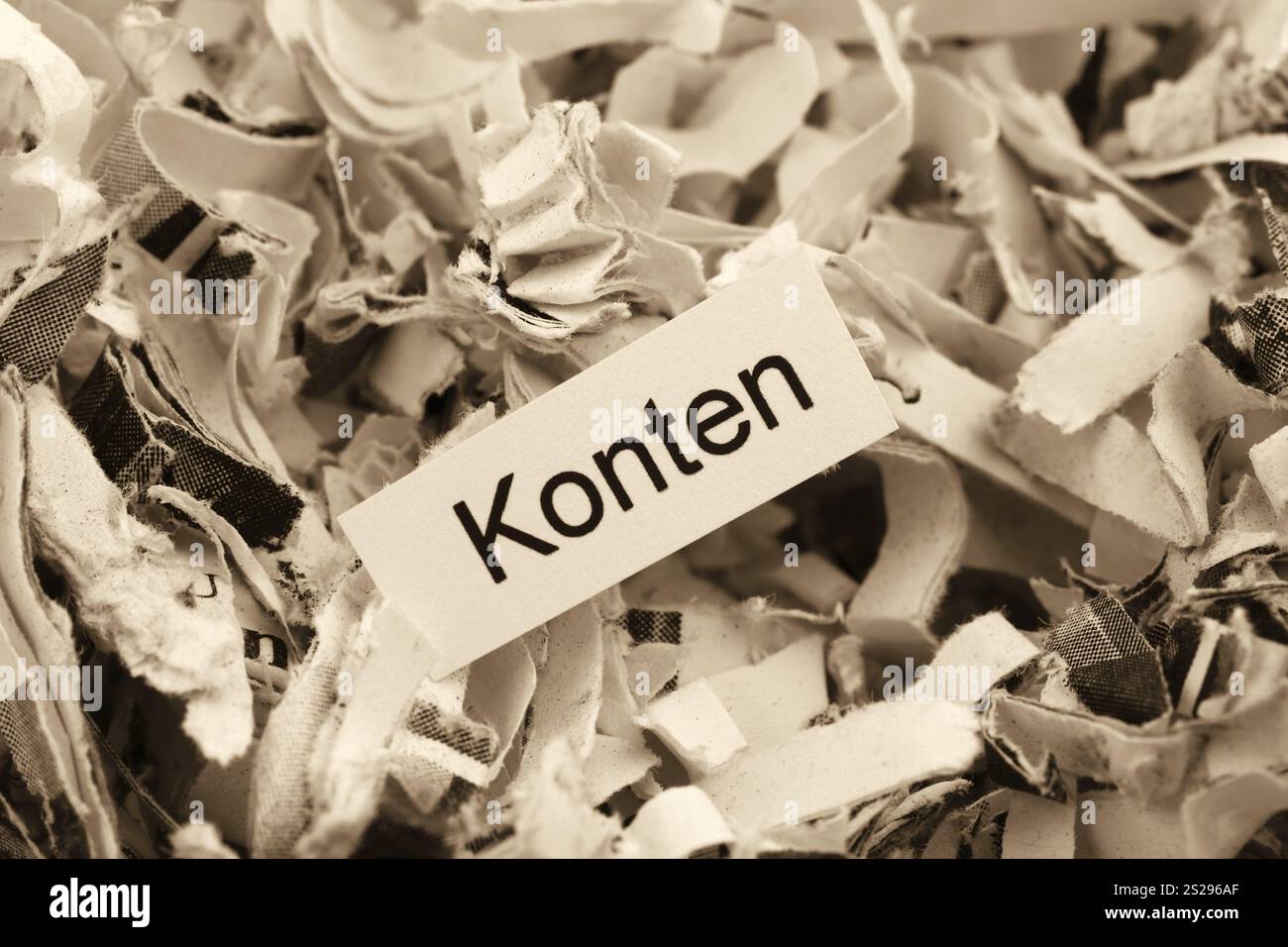 Frammenti di carta con le parole chiave account, foto simboliche per la finanza, la contabilità e la contabilità a doppia entrata Austria Foto Stock