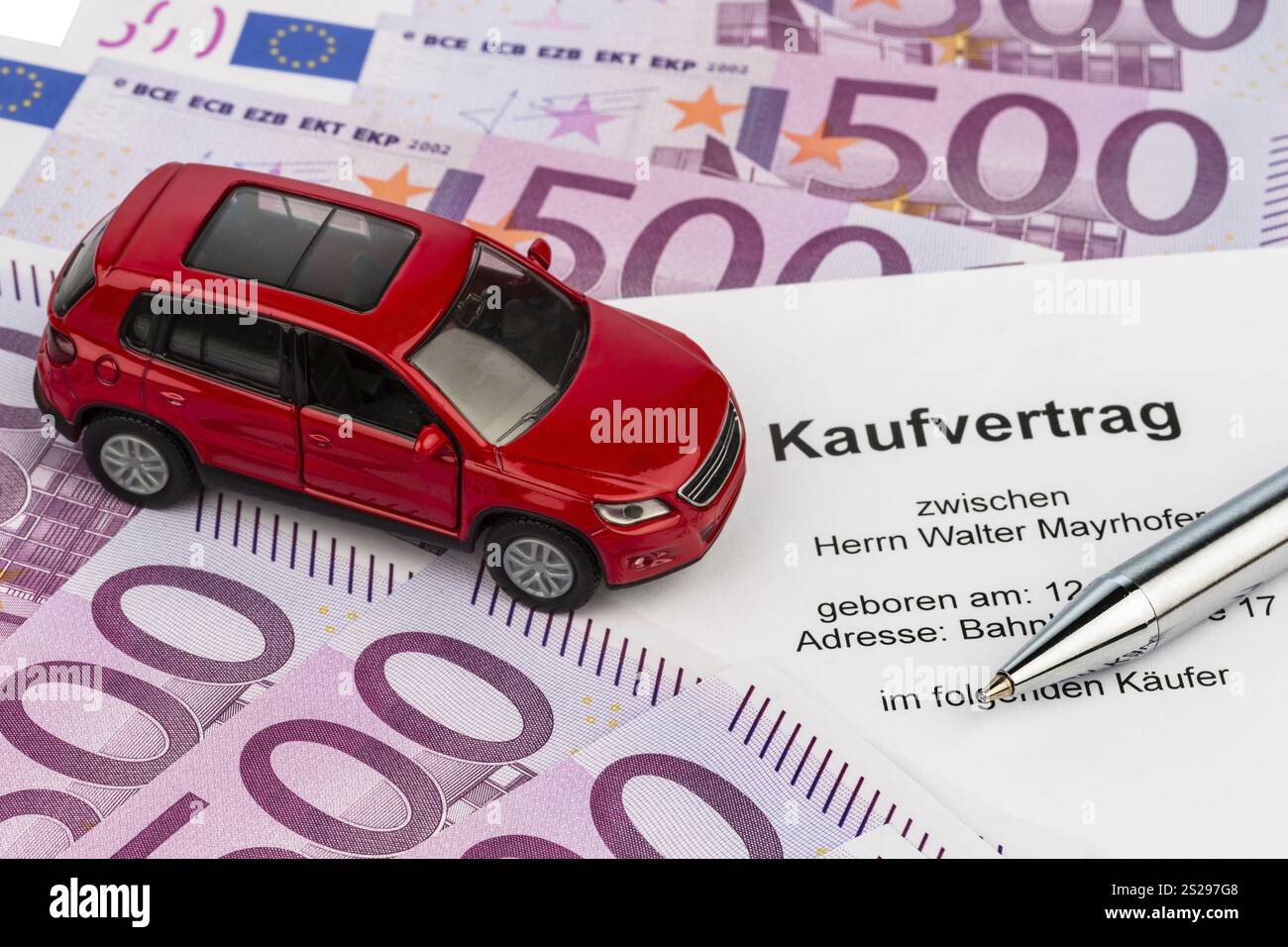 Un contratto di vendita per l'acquisto di un'auto da un concessionario. Auto nuove e usate Austria Foto Stock