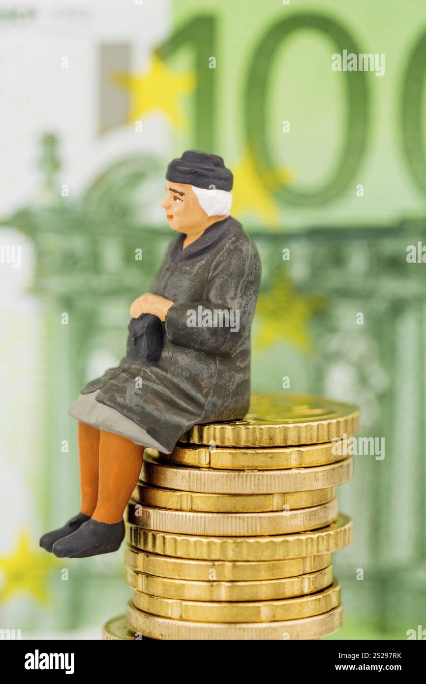Pensionato seduto su un mucchio di soldi, foto simbolica per la pensione, previdenza per anziani, sicurezza per vecchiaia Austria Foto Stock