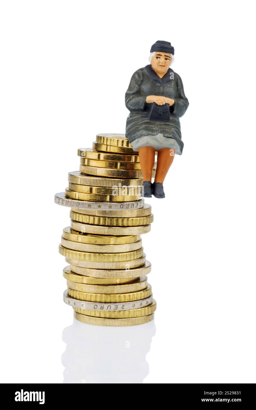 Pensionato seduto su un mucchio di soldi, foto simbolica per le pensioni, previdenza di vecchiaia, sicurezza di vecchiaia Austria Foto Stock