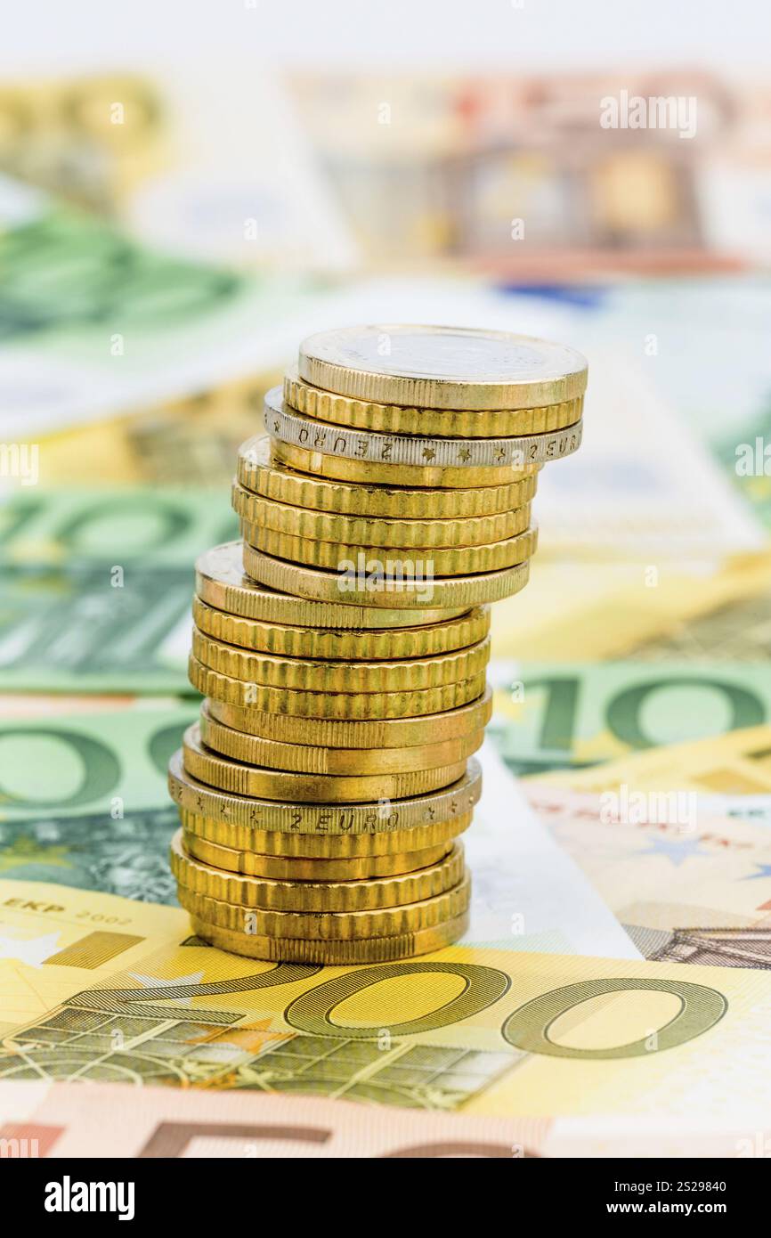 Una pila unica di monete, foto simbolica per la pianificazione finanziaria, gli investimenti finanziari, gli investimenti Austria Foto Stock