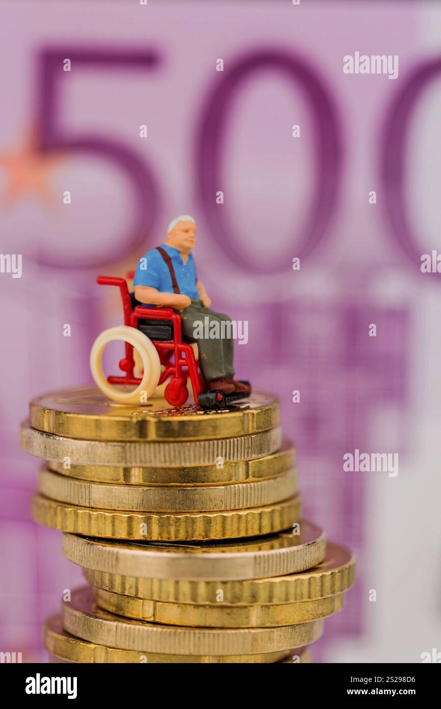 Donna in sedia a rotelle su mucchio di soldi, foto simbolica per disabilità, indennità di assistenza e costi in assistenza sanitaria Austria Foto Stock