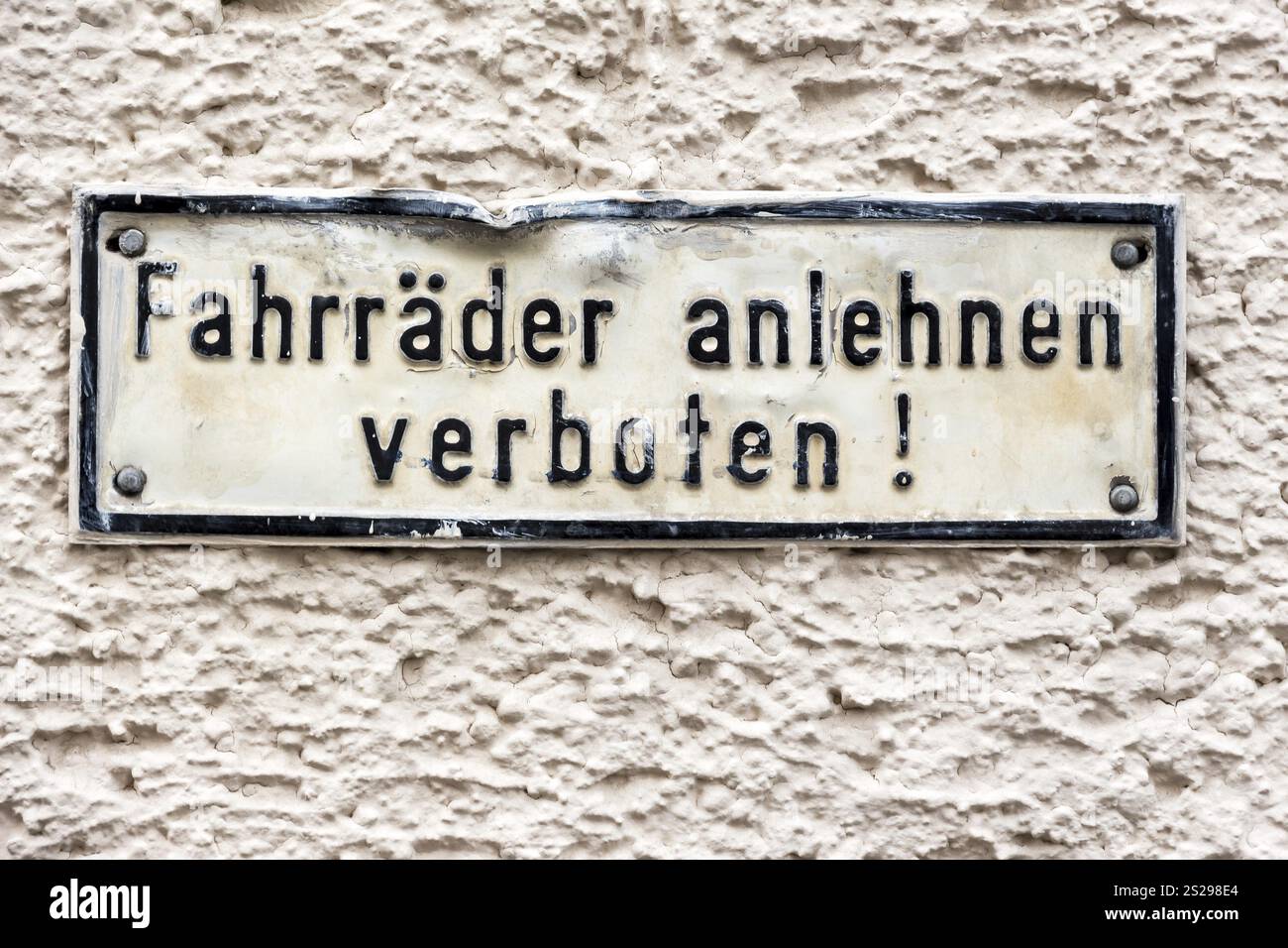 È colpa di un edificio residenziale che le biciclette non possono appoggiarsi contro il muro della casa. Austria Foto Stock