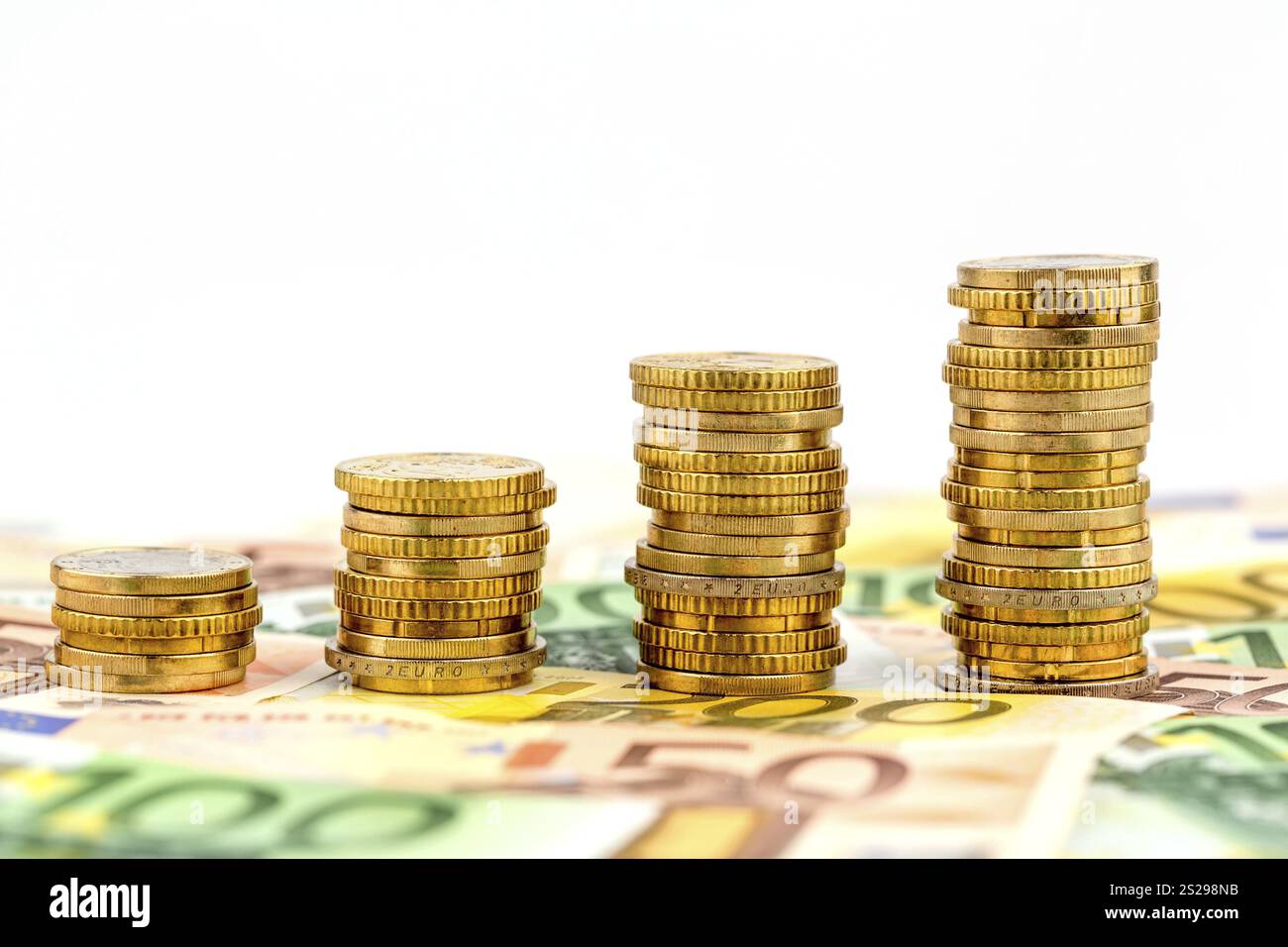 Pila di monete, curva in aumento, foto simboliche per l'aumento dei profitti e anche i costi in aumento Austria Foto Stock