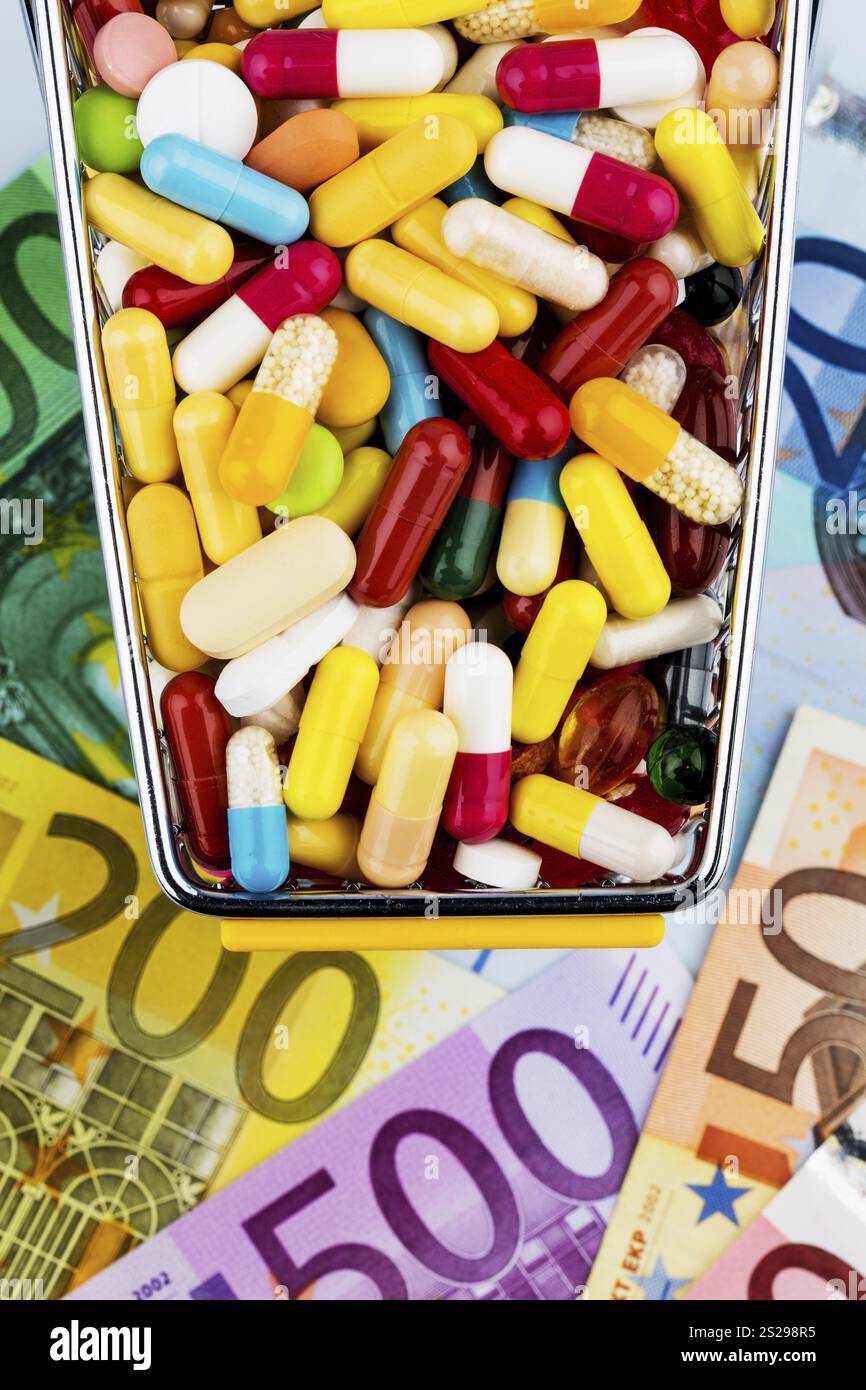 Compresse, carrelli della spesa, banconote in euro, foto simbolo per i prodotti farmaceutici, compagnie di assicurazione sanitaria, costi sanitari Austria Foto Stock