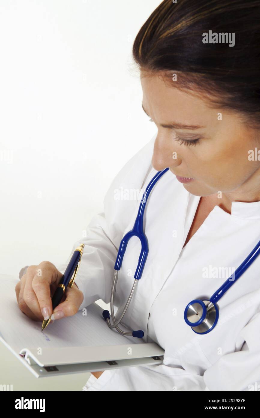 Il giovane medico di successo prende appunti su un blocco note Austria Foto Stock