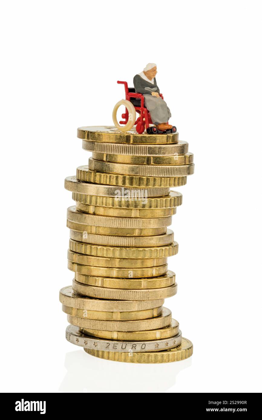 Donna in sedia a rotelle con un mucchio di soldi. Su sfondo bianco Foto Stock