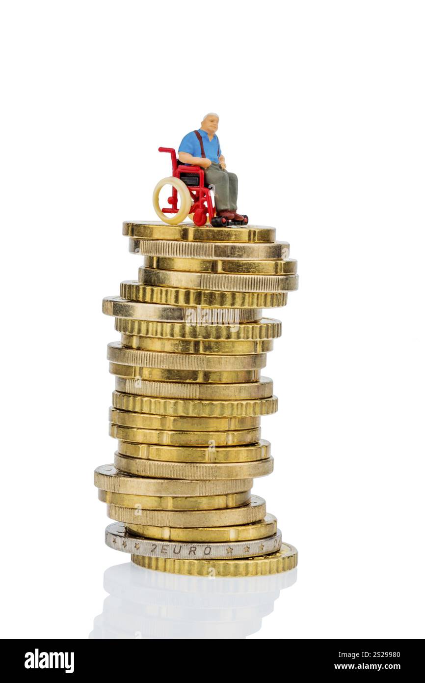 Donna in sedia a rotelle su mucchio di soldi, foto simbolica per l'indennità di assistenza, costi sanitari Austria Foto Stock