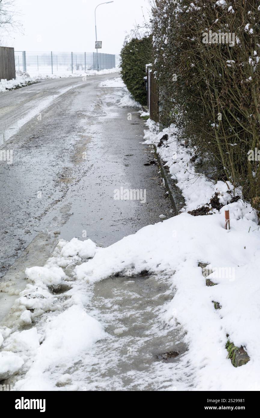 Neve su marciapiedi e strade, foto simbolica per il rischio di incidenti e l'obbligo di sgombero Austria Foto Stock