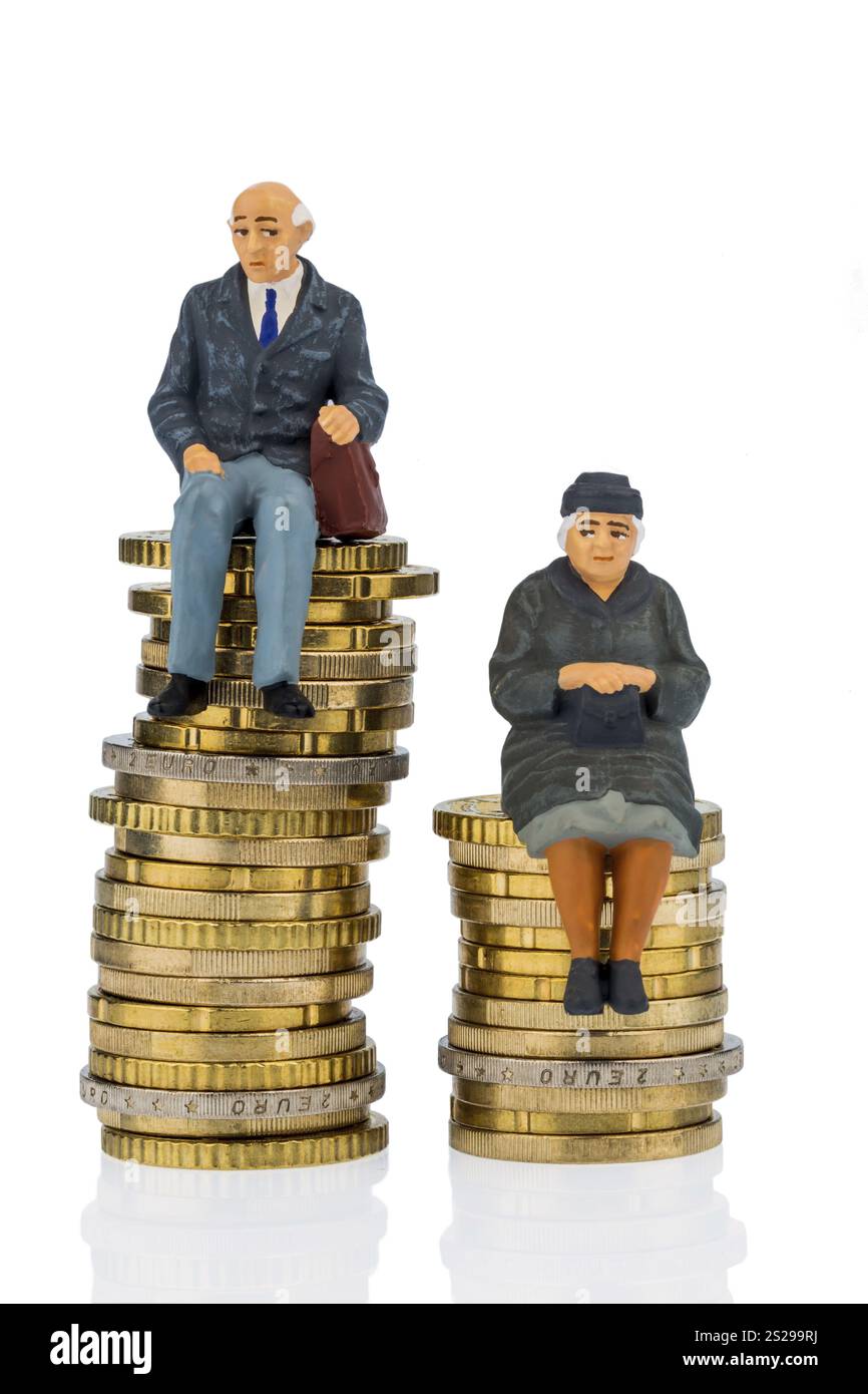 Pensionato e pensionato seduti su un mucchio di soldi, foto simbolica per la vecchiaia e disuguaglianza Austria Foto Stock