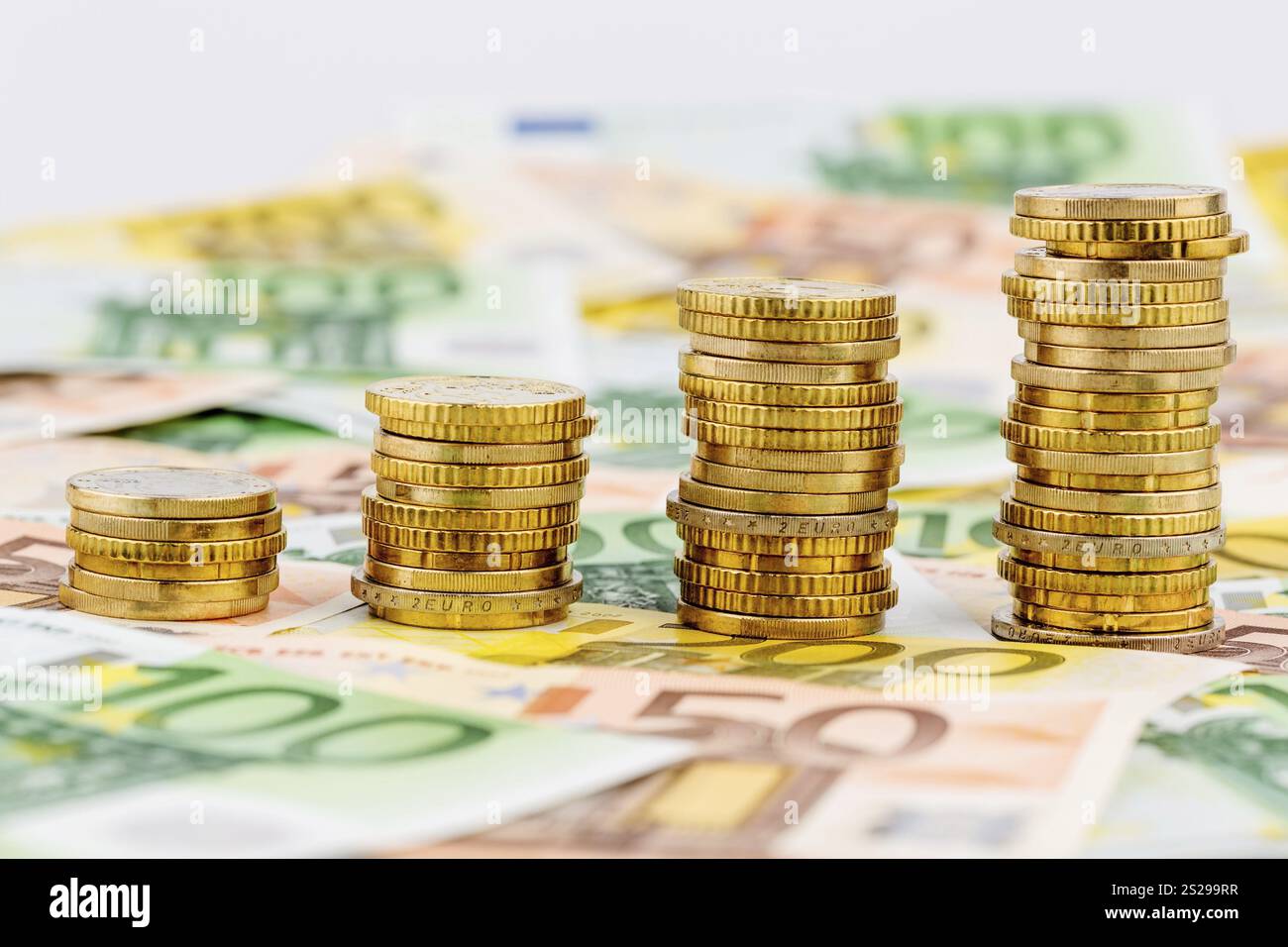 Pila di monete, curva in aumento, foto simboliche per l'aumento dei profitti e anche i costi in aumento Austria Foto Stock