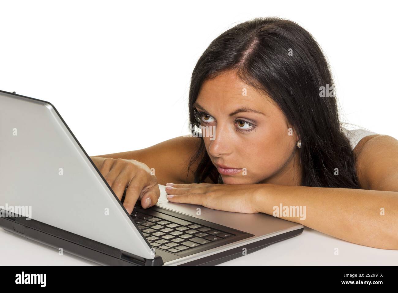 Una giovane donna con un computer portatile. Foto simbolo per la comunicazione e i media moderni. Austria Foto Stock