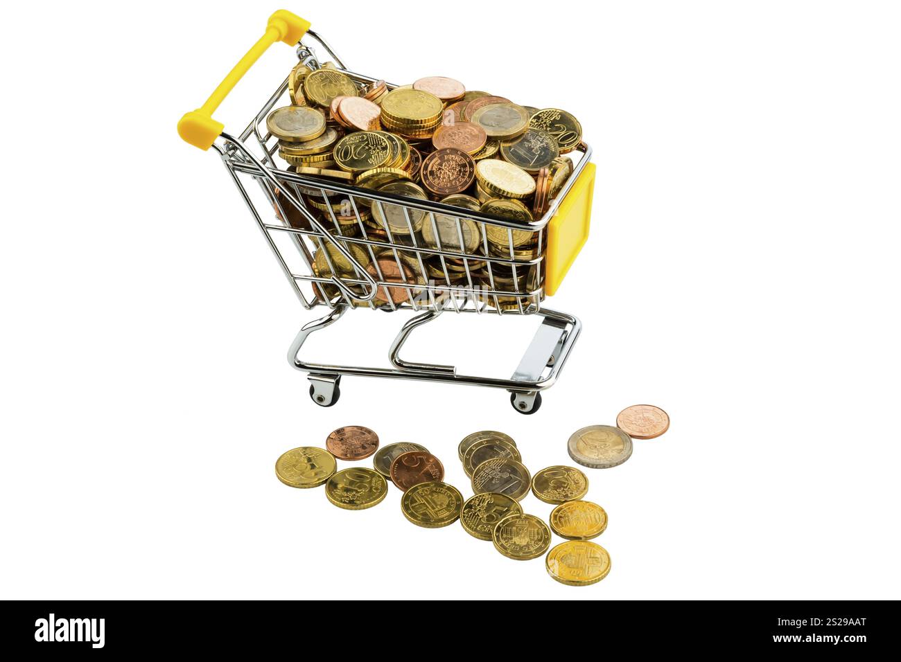 Un carrello della spesa è ben riempito di monete in euro, simboleggiando il potere d'acquisto e il consumo Foto Stock