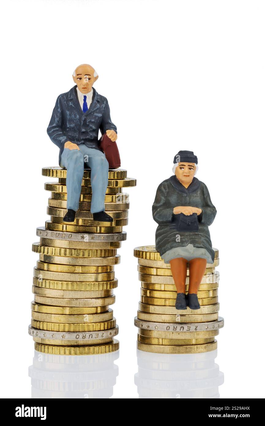 Pensionato e pensionato seduti su un mucchio di soldi, foto simbolica per la vecchiaia e disuguaglianza Austria Foto Stock