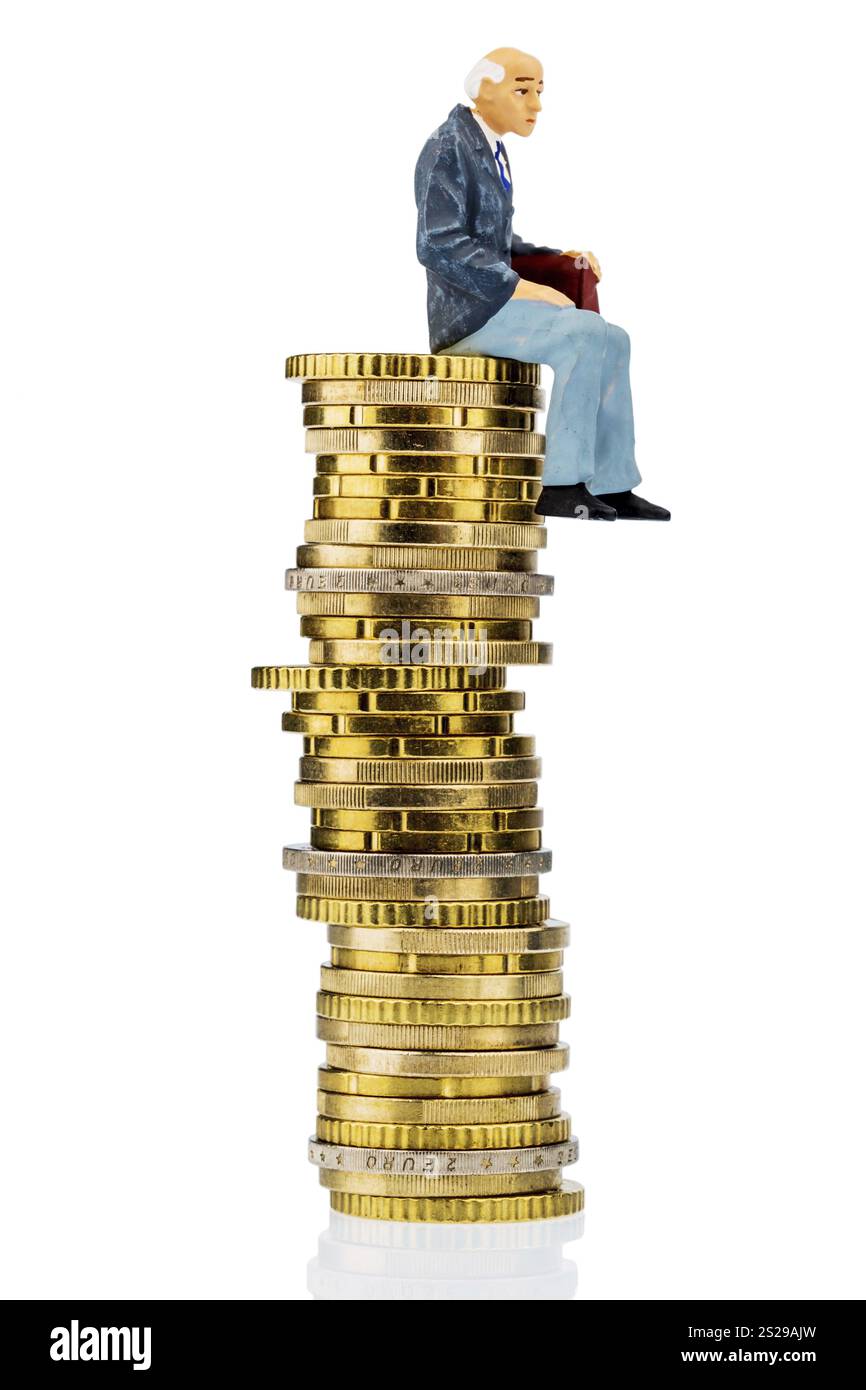 Pensionato seduto su un mucchio di soldi, foto simbolica per la vecchiaia e assicurazione vecchiaia Austria Foto Stock