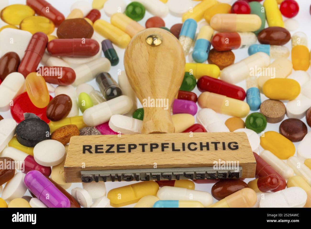 Timbro su compresse colorate, foto simbolo per i farmaci, obbligo di prescrizione e copagamento Austria Foto Stock