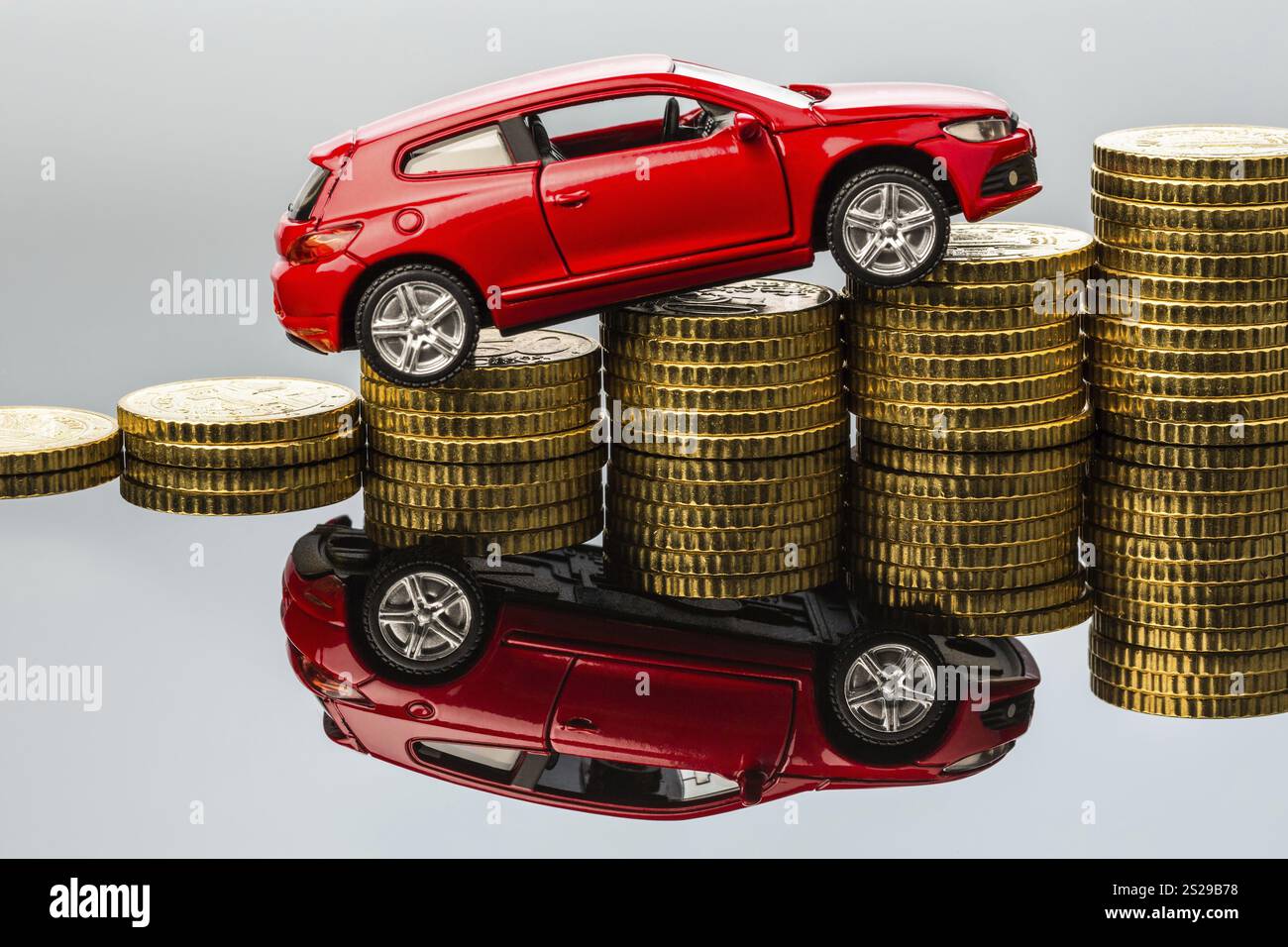 Con un'auto, i costi aumentano a causa della benzina, dell'assicurazione, dei costi di parcheggio e dei pedaggi. Austria Foto Stock