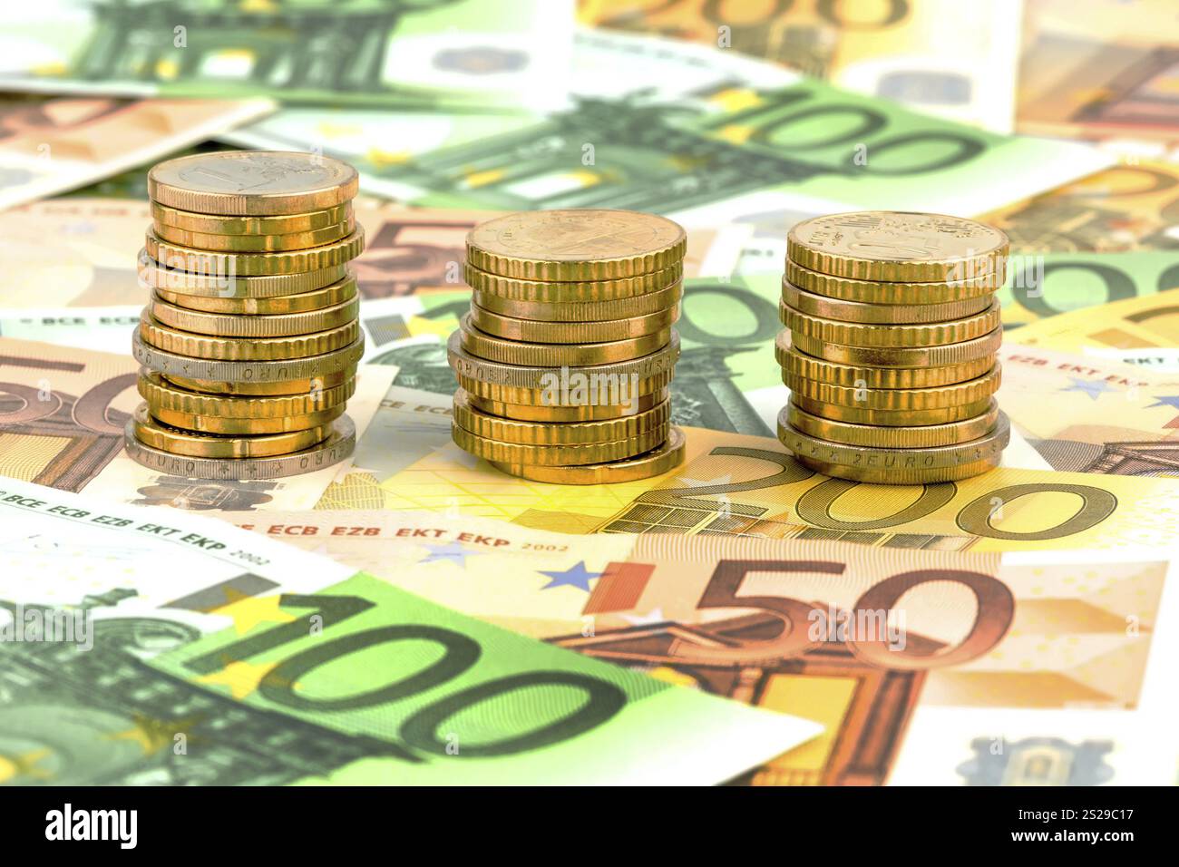 Tre pile di monete, foto simbolica per la pianificazione finanziaria, gli investimenti e i redditi da interessi Austria Foto Stock