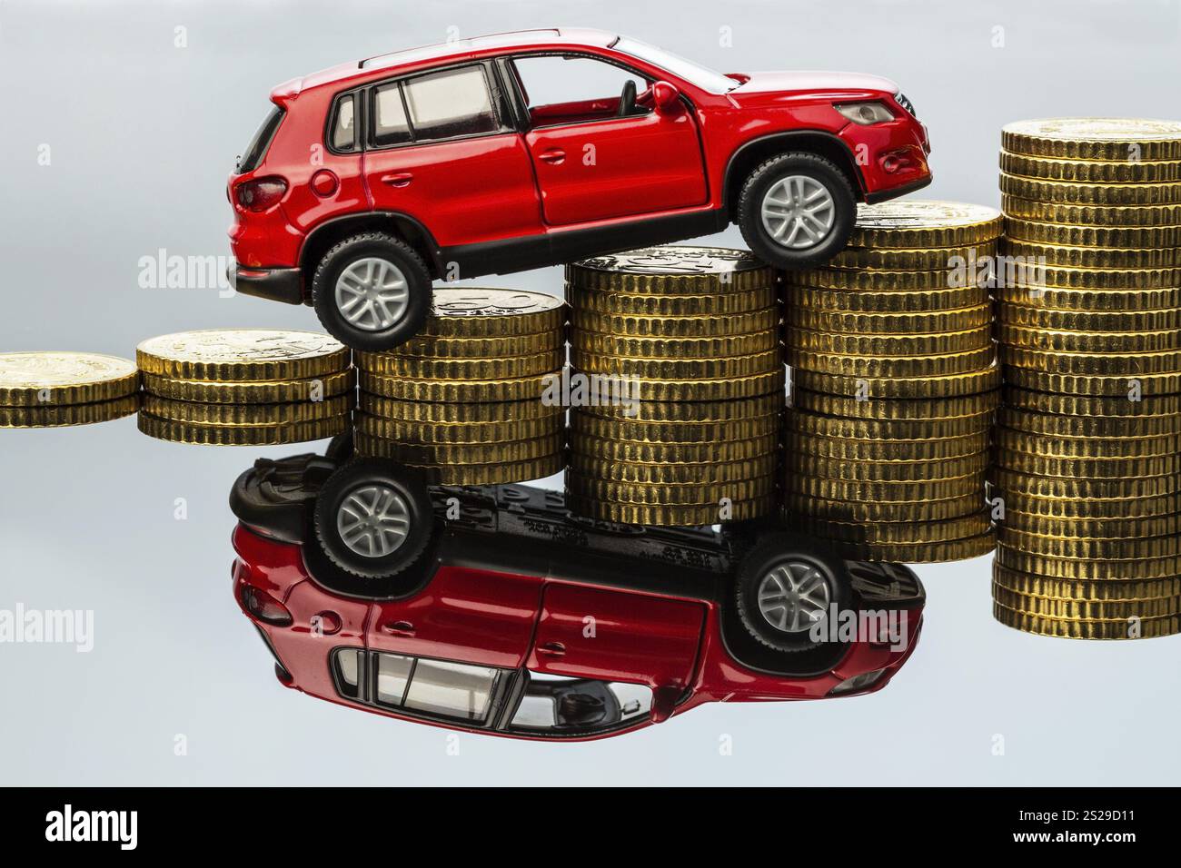 Con un'auto, i costi aumentano a causa della benzina, dell'assicurazione, dei costi di parcheggio e dei pedaggi. Austria Foto Stock