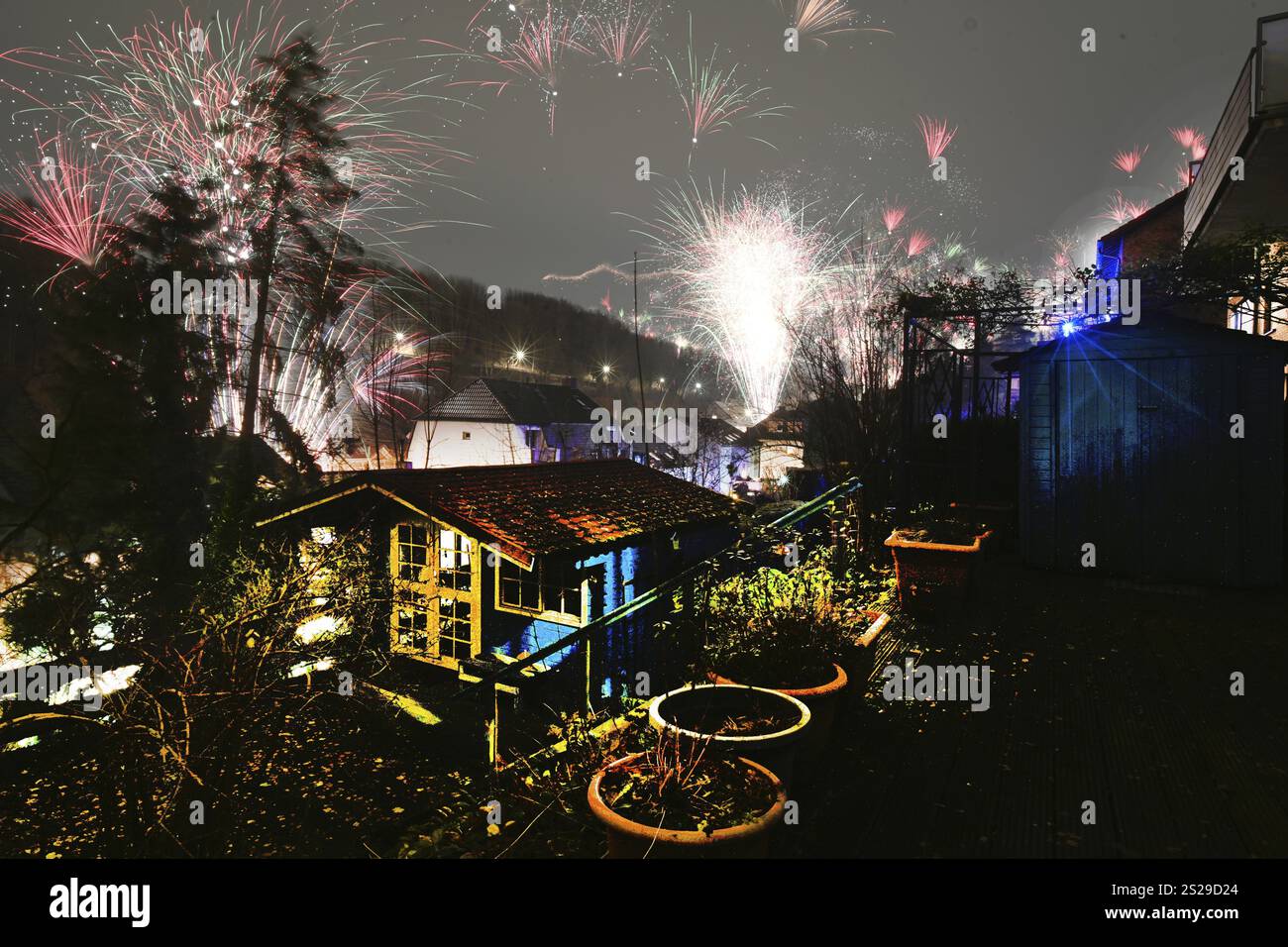 DEU. Germania, Iserlohn: Lo spettacolo di fuochi d'artificio a Capodanno 2024-5 a Iserlohn aveva le stesse dimensioni degli anni precedenti Foto Stock