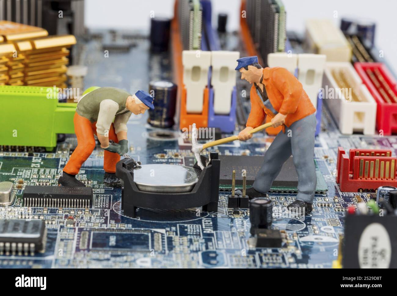 Scheda di computer e lavoratore, simbolo foto per computer, malfunzionamento, manutenzione, sicurezza dei dati Austria Foto Stock