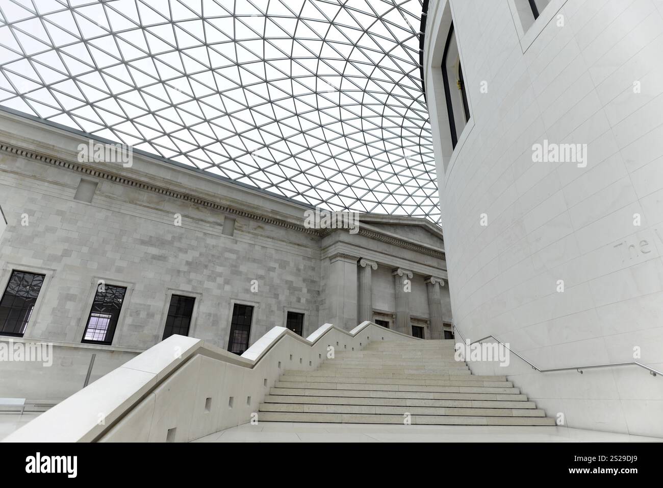 British Museum, Museum, Architect Norman Foster, Londra, Staircase in un edificio con un moderno tetto in vetro, elegantemente progettato, Londra, regione di Londra, Foto Stock