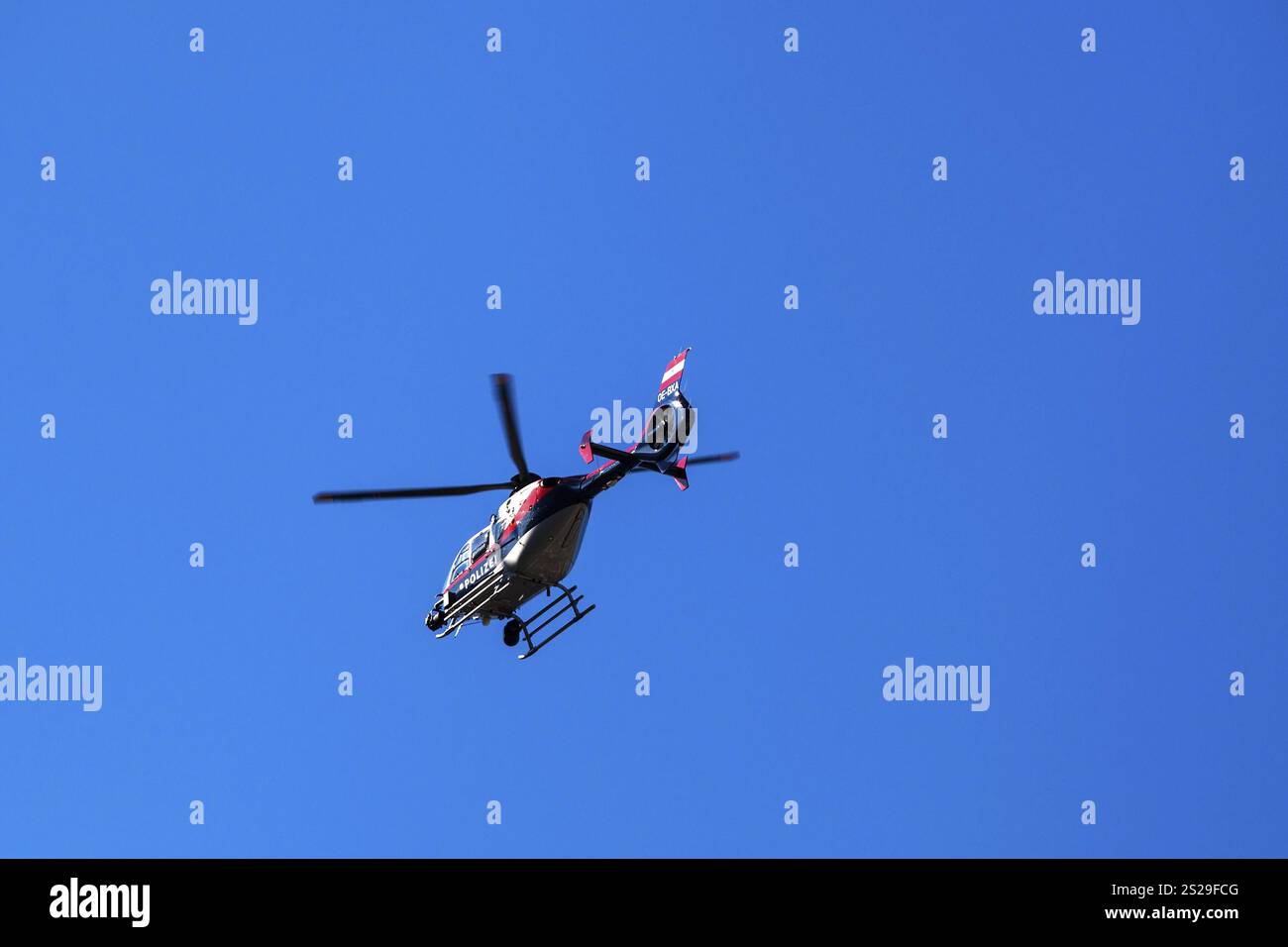 Elicottero nel cielo blu, foto simbolica per la sorveglianza e il salvataggio dell'Austria Foto Stock