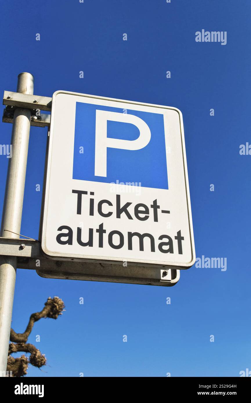 Una macchina da pagare per il parcheggio. Distributore automatico di biglietti per il parcheggio Foto Stock