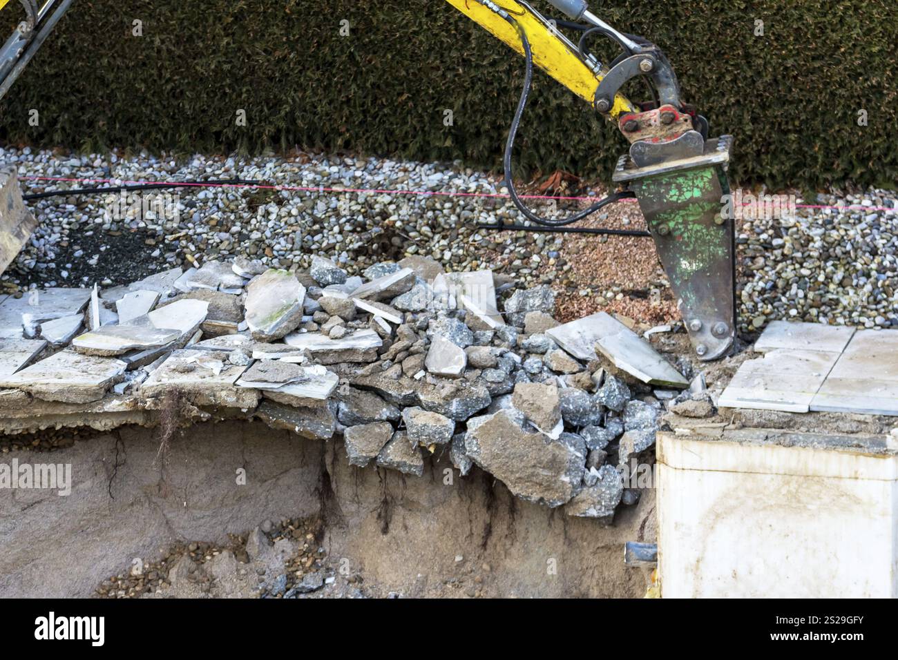 Una piscina è smantellata da un escavatore in un cantiere privato in Austria Foto Stock