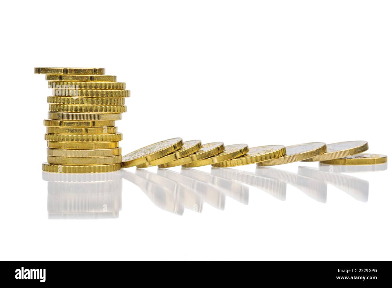 Pile di monete e monete menzogne, foto simbolica per la montagna del debito, il crollo del profitto e le detrazioni Austria Foto Stock