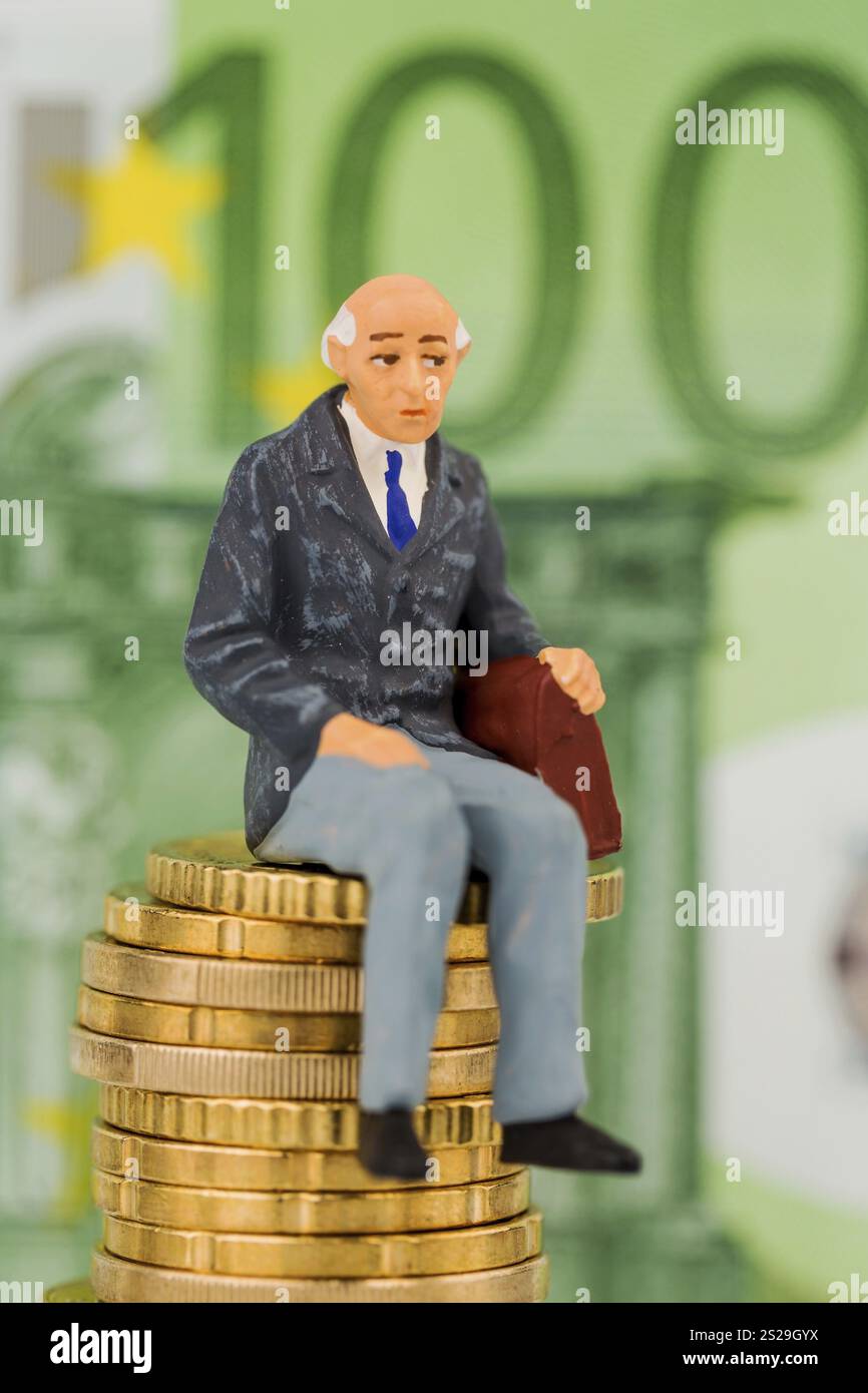 Pensionato seduto su un mucchio di soldi, foto simbolica per la pensione, previdenza per anziani, sicurezza per vecchiaia Austria Foto Stock