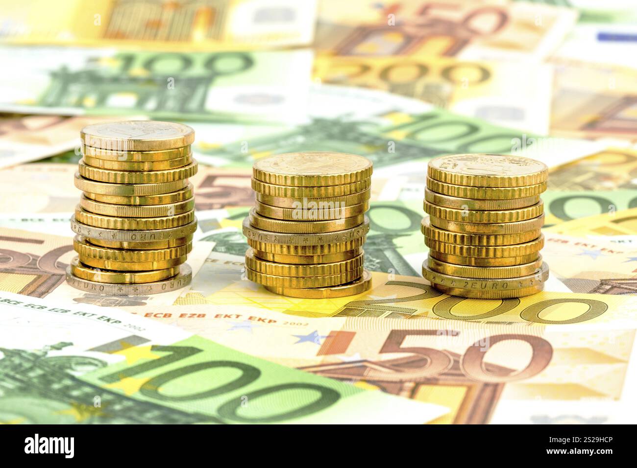 Tre pile di monete, foto simbolica per la pianificazione finanziaria, gli investimenti e i redditi da interessi Austria Foto Stock