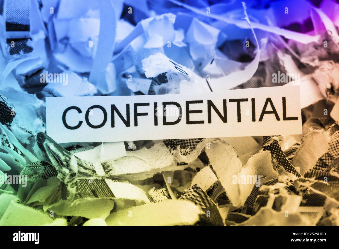 La carta si spezza con la parola chiave Confidential, foto simbolica per la distruzione dei dati, il segreto bancario e la riservatezza Foto Stock