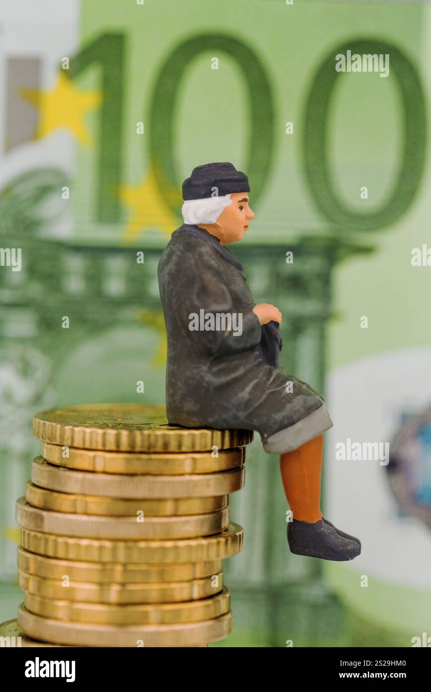 Pensionato seduto su un mucchio di soldi, foto simbolica per la pensione, previdenza per anziani, sicurezza per vecchiaia Austria Foto Stock