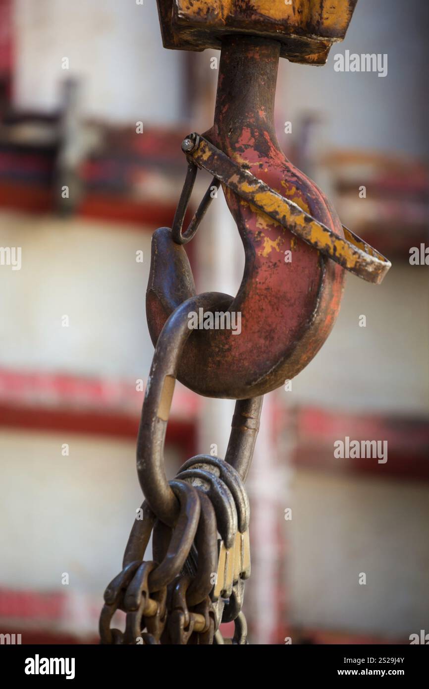 La nuova costruzione di un edificio aziendale. Gancio per sollevare il carico di una gru da cantiere Foto Stock