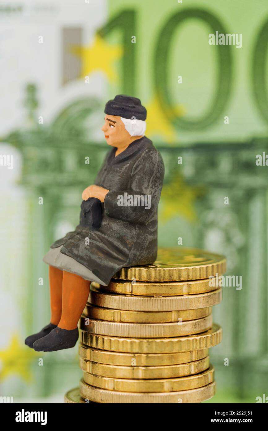 Pensionato seduto su un mucchio di soldi, foto simbolica per la pensione, previdenza per anziani, sicurezza per vecchiaia Austria Foto Stock