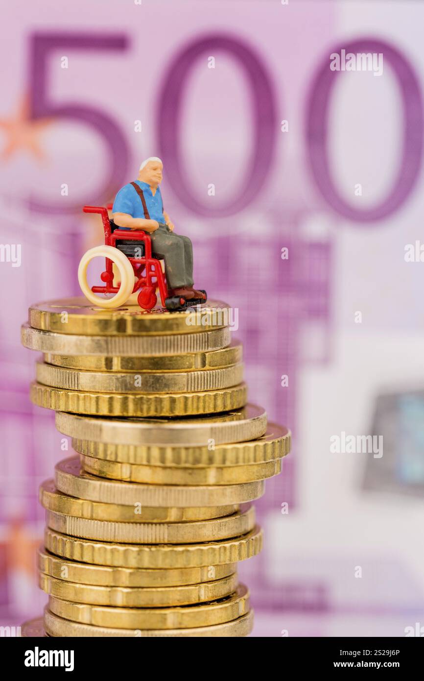 Donna in sedia a rotelle su mucchio di soldi, foto simbolica per disabilità, indennità di assistenza e costi in assistenza sanitaria Austria Foto Stock