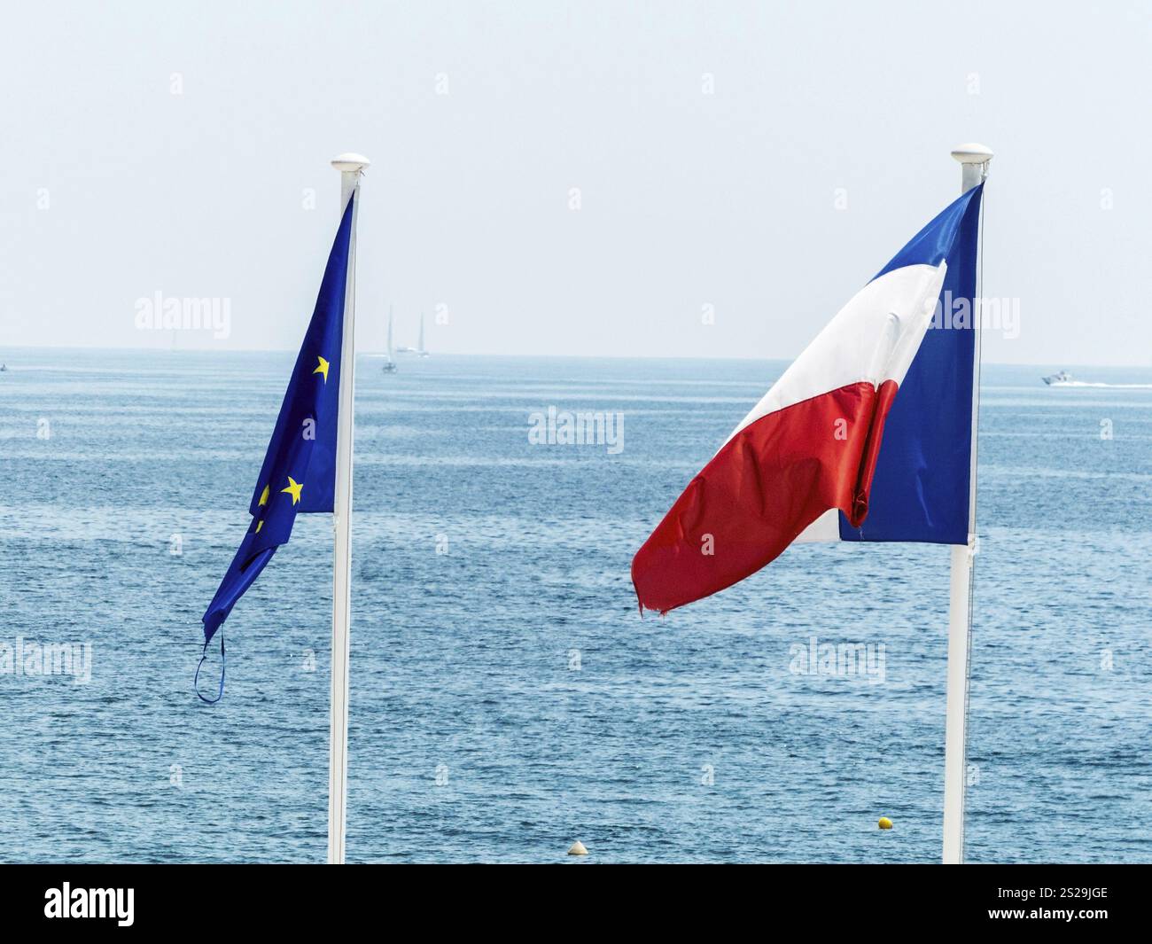 Bandiere dell'Unione europea e della Francia, foto simbolica di partenariato, diplomazia, politica estera Austria Foto Stock