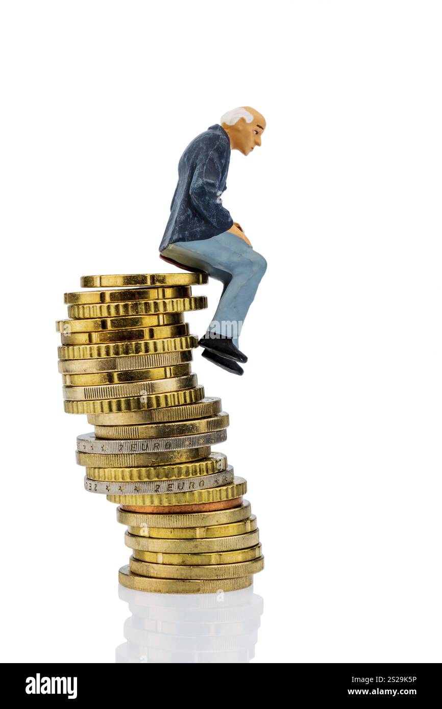 Pensionato seduto su un mucchio di soldi, foto simbolica per la pensione, previdenza di vecchiaia, sicurezza di vecchiaia Austria Foto Stock