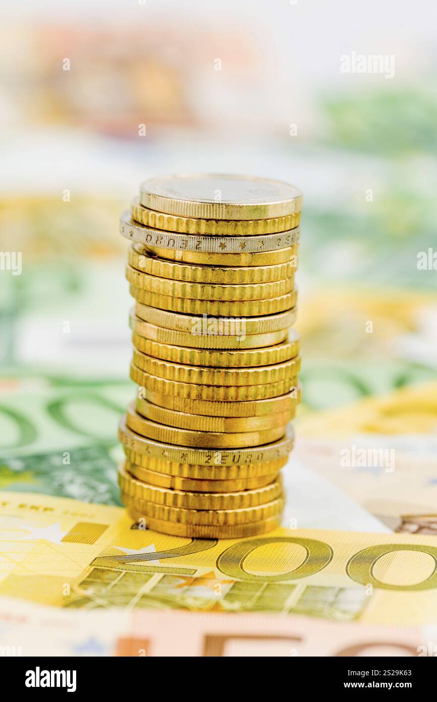 Una pila unica di monete, foto simbolica per pianificazione finanziaria, investimenti, investimenti Austria Foto Stock